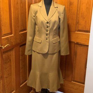 Liz Claiborne Women's skirt suit, Gold, Size 8